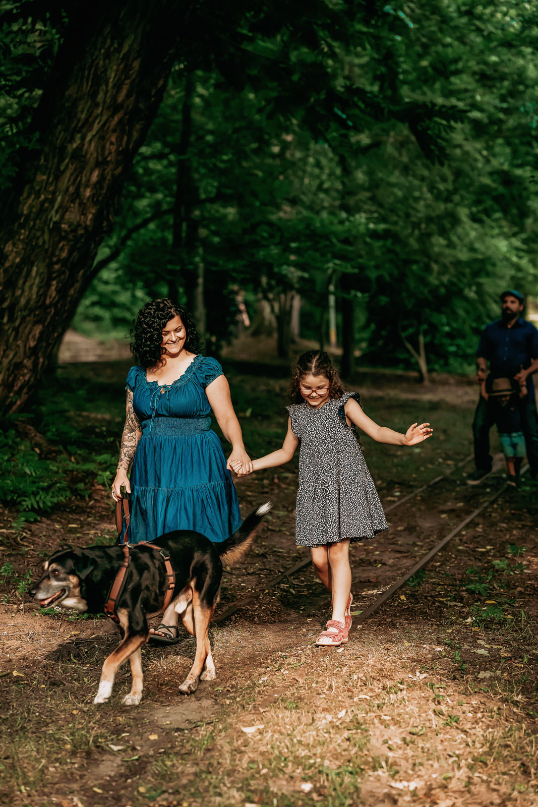 Mutter, Tochter und Schäferhund beim Familienshooting im DFG Saarbruecken. Tochter balanciert auf Linie