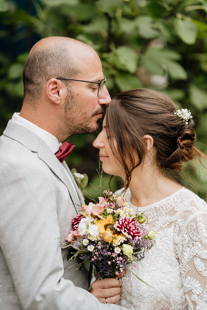 Bräutigam küsst seine Braut auf die Stirn