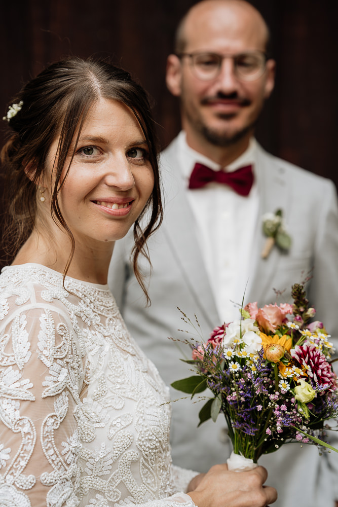 Hochzeitsfoto beide blicken in die Kamera des Fotograf