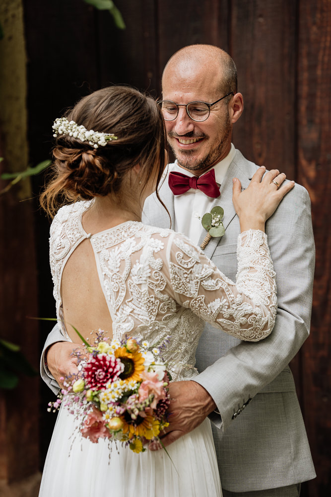 Hochzeitsfoto bei dem sich das Brautpaar ansieht