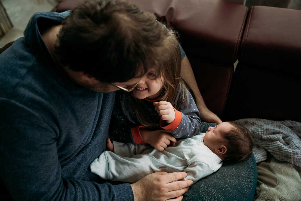 Wochenbettreportage mit Vater, Tochter und Baby als homestory