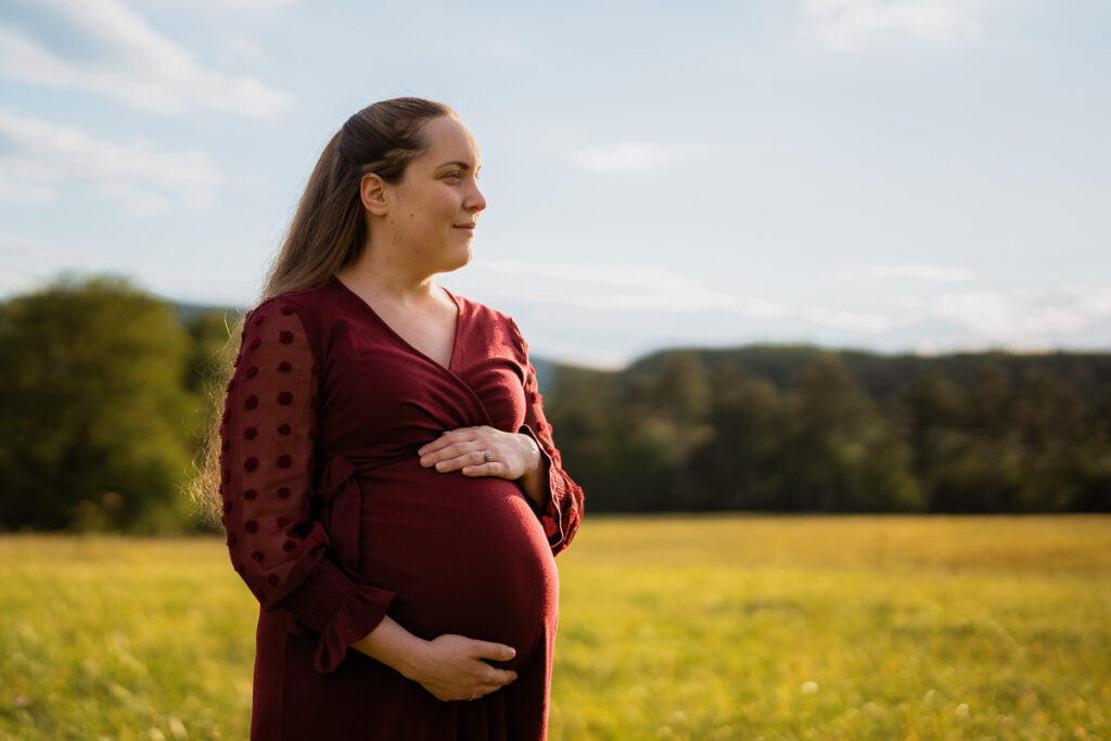 Schwangerschaftsfoto auf einem Feld im Saarland