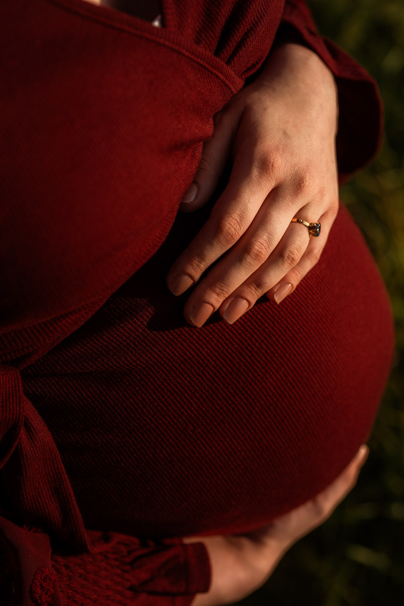 Babybauchfoto im Close Up und Abendsonne