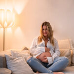 Schwangere Frau im Wohnzimmer