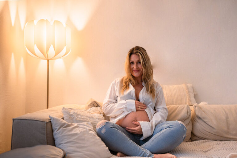Schwangere Frau im Wohnzimmer