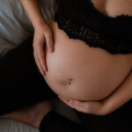 Babybauchshooting in Saarbrücken mit Fokus auf runden Bauch in Spitzen-BH