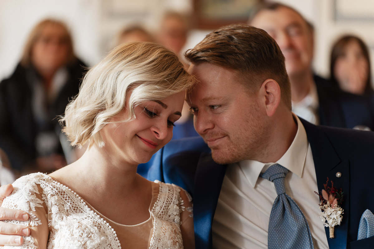 Fotograf zeigt Brautpaar im Standesamt