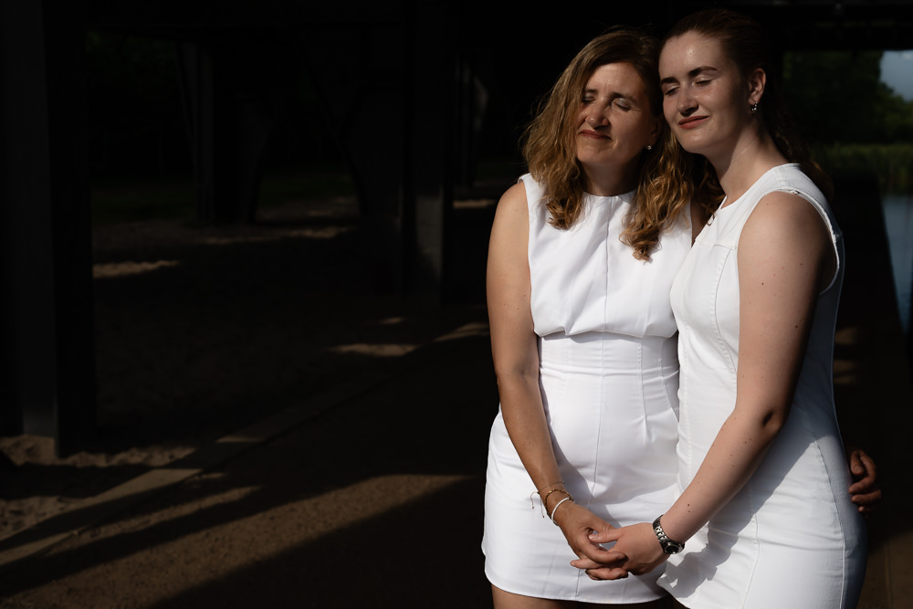 Mutter-Tochter-Foto im Sonnenlicht