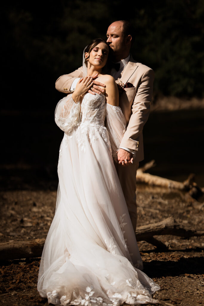 Brautpaarfoto am Itzenplitzer Weiher in harter Sonne