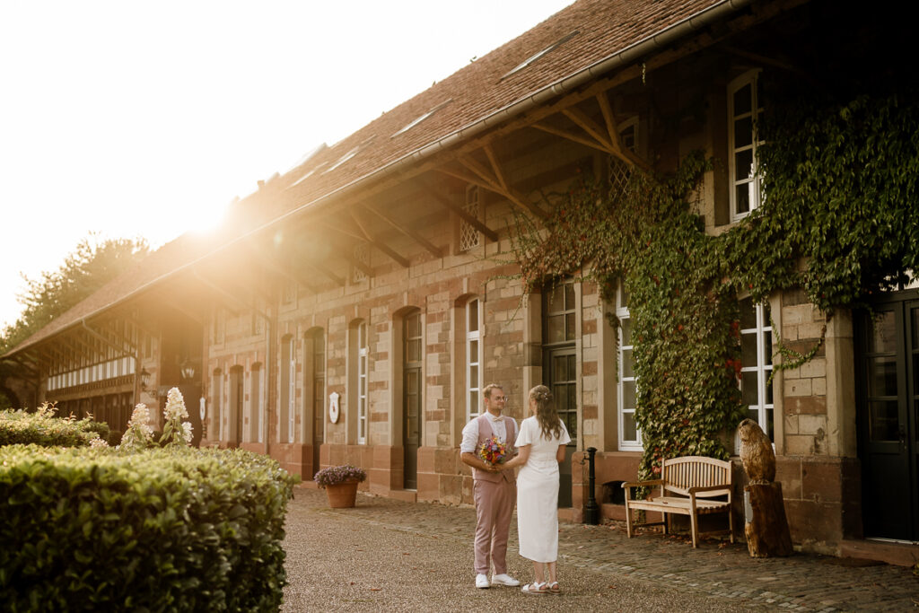 Brautpaar vor Linsler Hof im Sonnenuntergang fotografiert