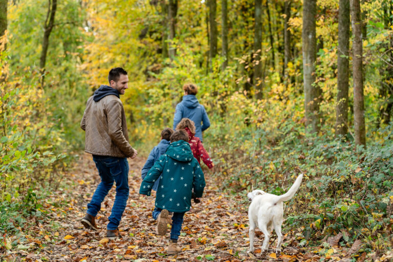 Familienfotografie mit Hund beim Herbstspaziergang im Wald in Saarbruecken